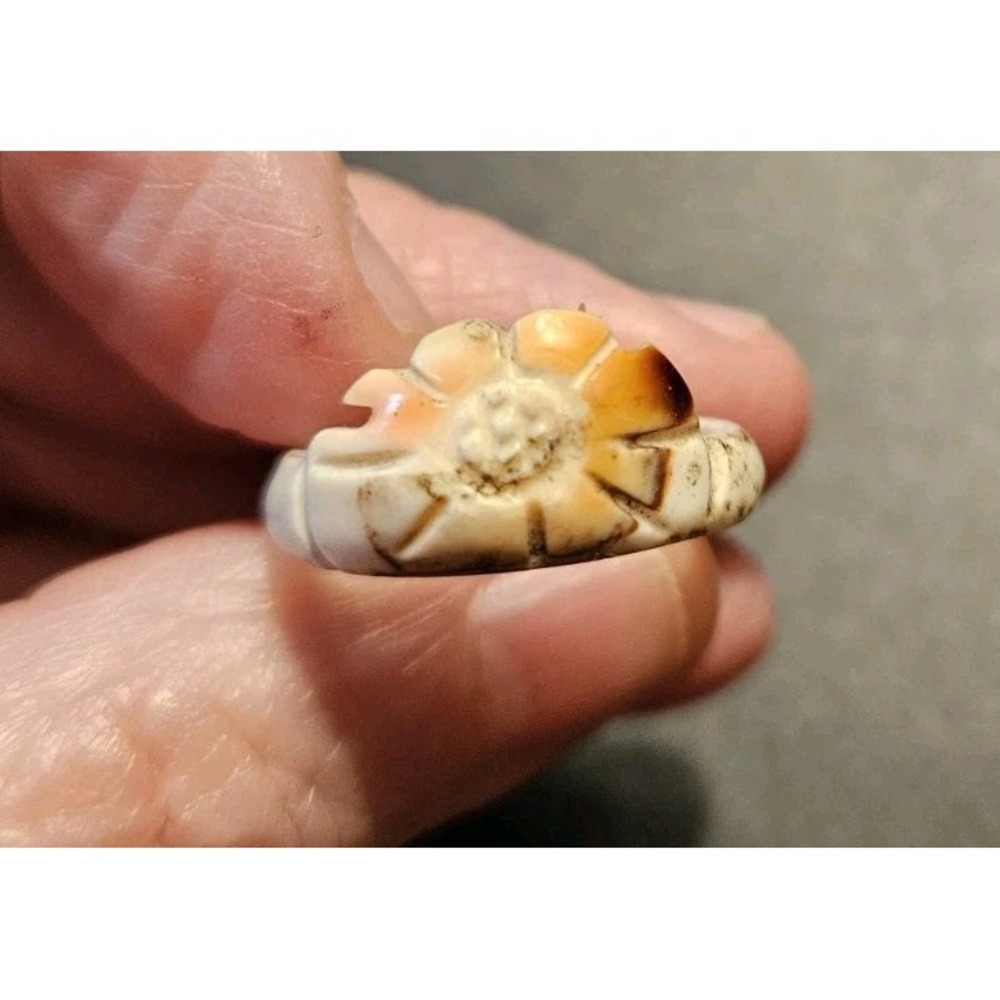 Vintage Carved Shell Ring / Size 8. (621)